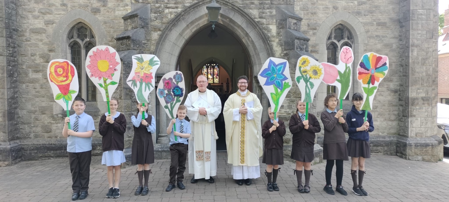 Fr John & Fr Michael with the entrance procession children.